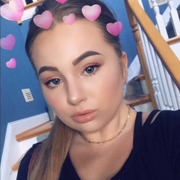 Meet your Posher, Carlee - Picture 1 of 1